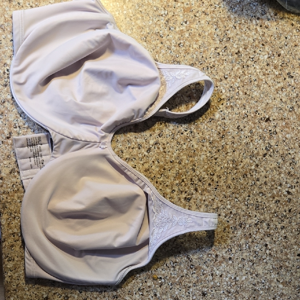 Bali White Bra Smooth Molded Cups Intimates